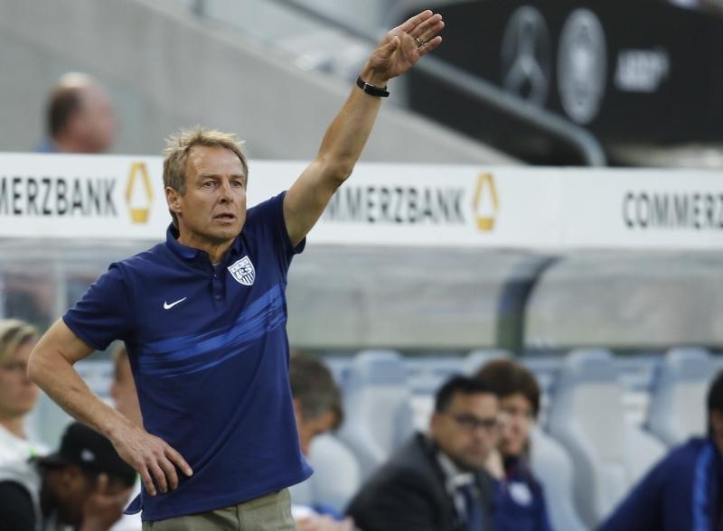 © Reuters. U.S. national soccer team coach Klinsmann gestures during their international friendly soccer match against Germany in Cologne