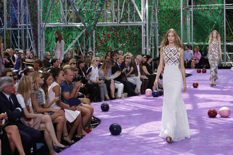 © Reuters. Modelos apresentam criações do estilista belga Raf Simons em Paris