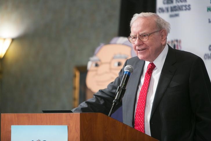 © Reuters. Warren Buffett speaks at his Secret Millionaires Club Grow Your Own Business Challenge in Omaha