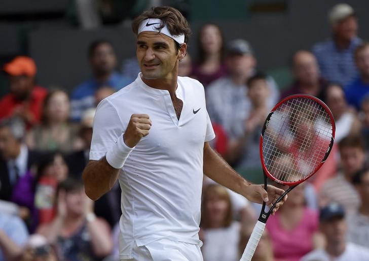 © Reuters. Roger Federer em partida contra Roberto Bautista Agut em Londres