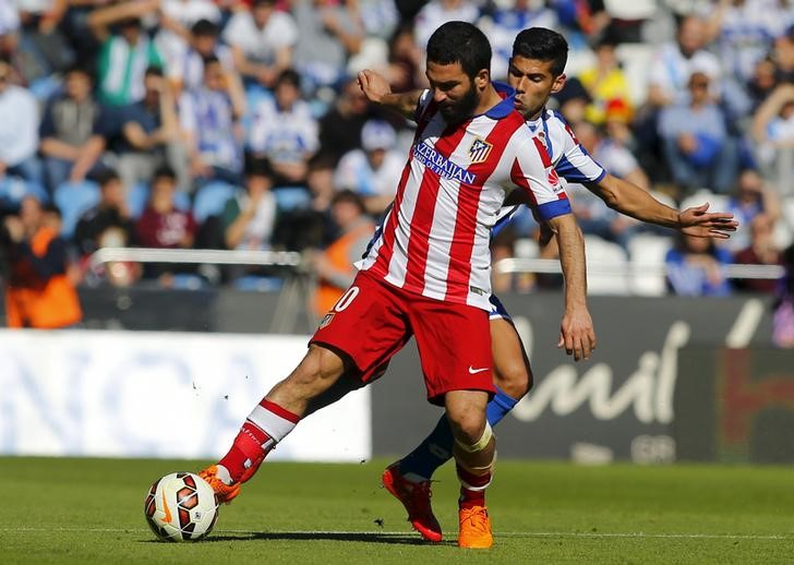 © Reuters. Arda Duran, do Atlético de Madri, em disputa de bola