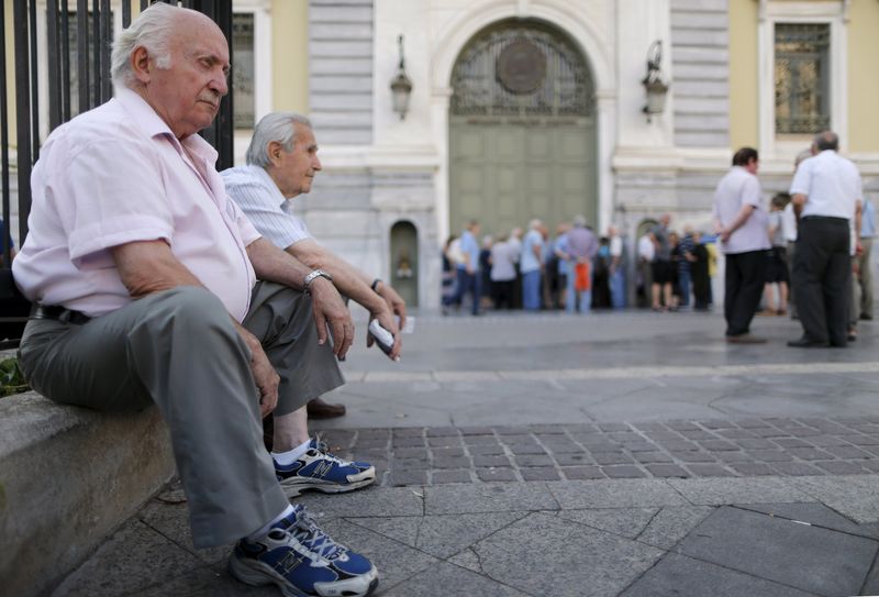 © Reuters. Pensionistas aguardam no lado de fora de uma filial do Banco Nacional em Atenas