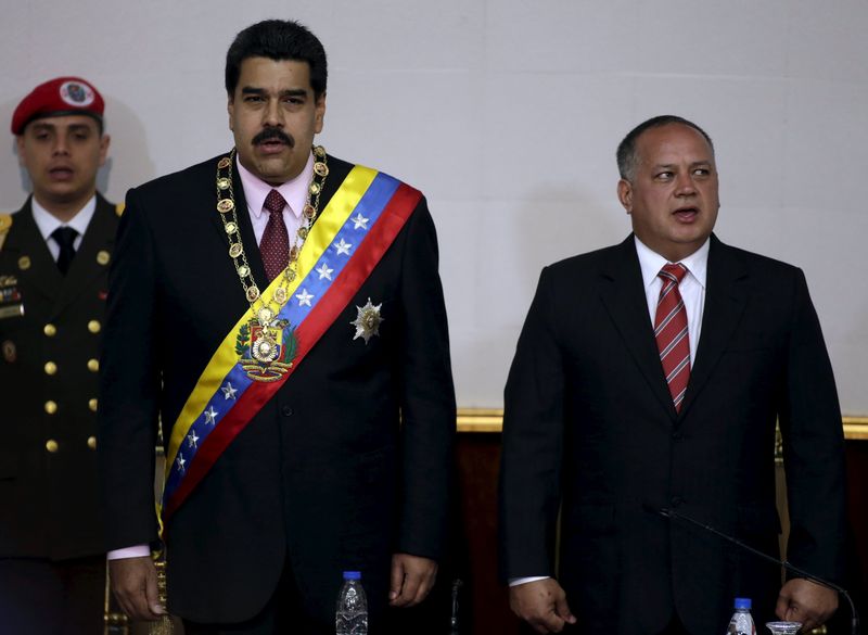 © Reuters. enezuela's President Nicolas Maduro sings the national anthem next to President of the National Assembly Diosdado Cabello at the national assembly in Caracas