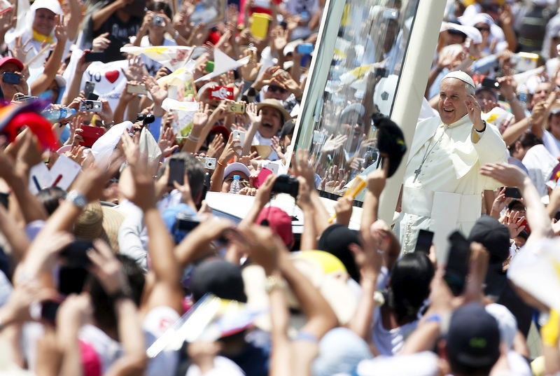 © Reuters. El papa Francisco pide apoyo para una Iglesia más inclusiva 