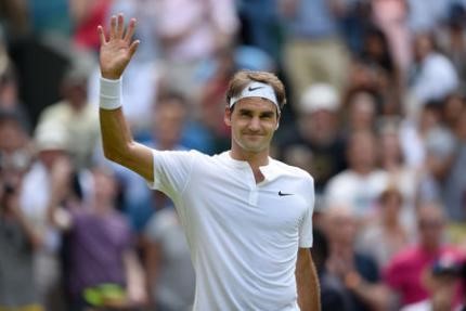 © Reuters. Federer se une a Murray y Wawrinka en cuartos de final de Wimbledon
