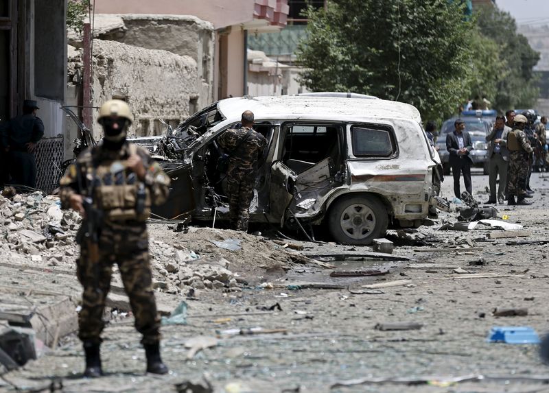 © Reuters. هجوم بسيارة ملغومة يستهدف قافلة قوات أجنبية في العاصمة الأفغانية