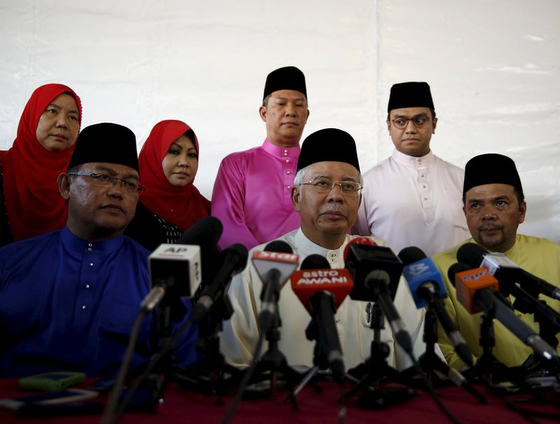 © Reuters. Malaysia's Prime Minister Najib Razak speaks to the media at a mosque outside Kuala Lumpur, Malaysia