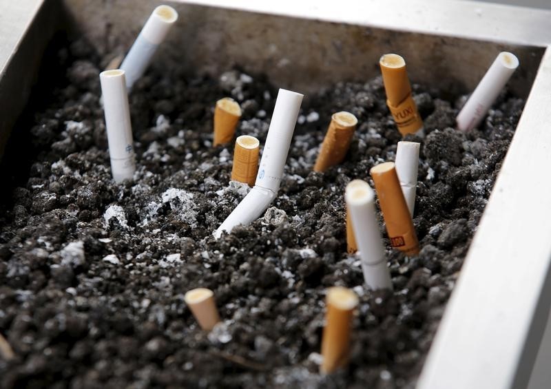 © Reuters. La OMS insta a elevar los impuestos al tabaco para reducir su consumo