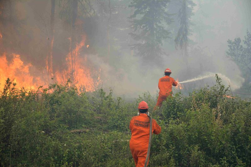 © Reuters. استدعاء وحدات من الجيش الكندي لاحتواء حرائق غابات