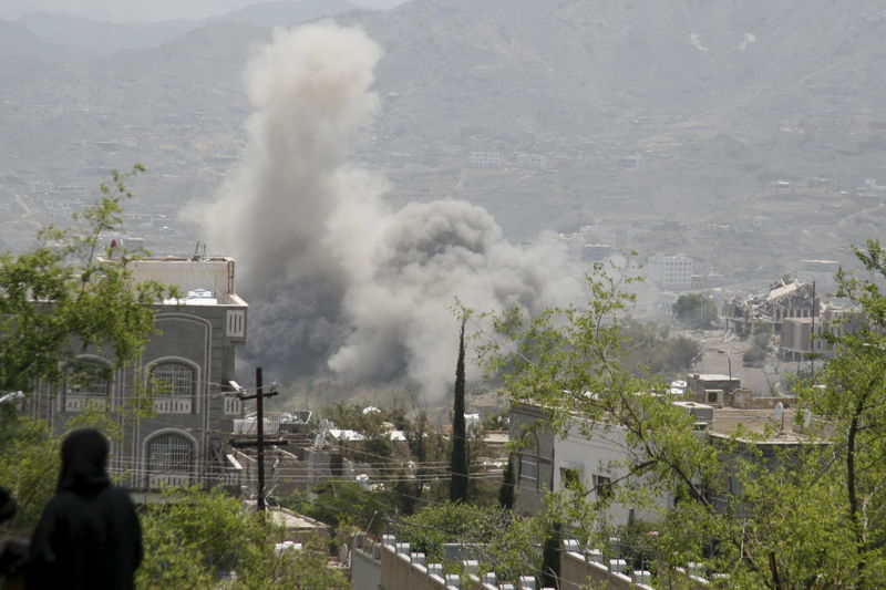 © Reuters. Dust rises from the site of a Saudi-led air strike in Yemen's southwestern city of Taiz