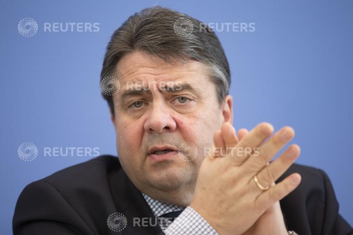 © Reuters. Vice-chanceler alemão, Sigmar Gabriel, durante entrevista coletiva em Berlim