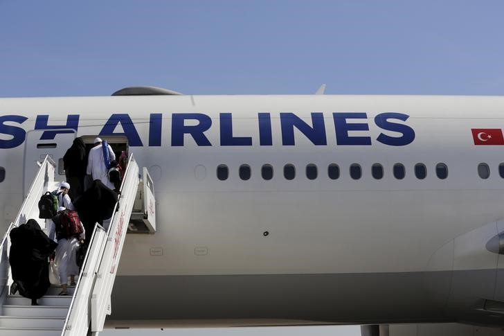 © Reuters. Passageiros embarcam em eronave da Turkish Airlines, no Marrocos