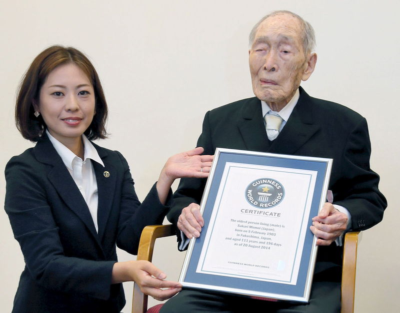 © Reuters. Sakari Momoi recebendo certificado do Guinness World Records, em Tóquio