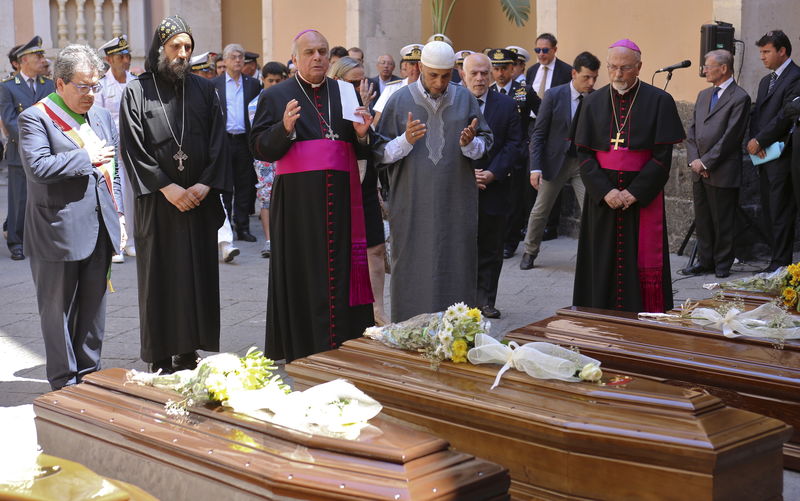 © Reuters. Italia oficia un funeral por 13 de los muertos en el peor naufragio en Mediterráneo 