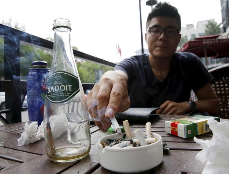 © Reuters. Homem fumando em restaurante em Pequim