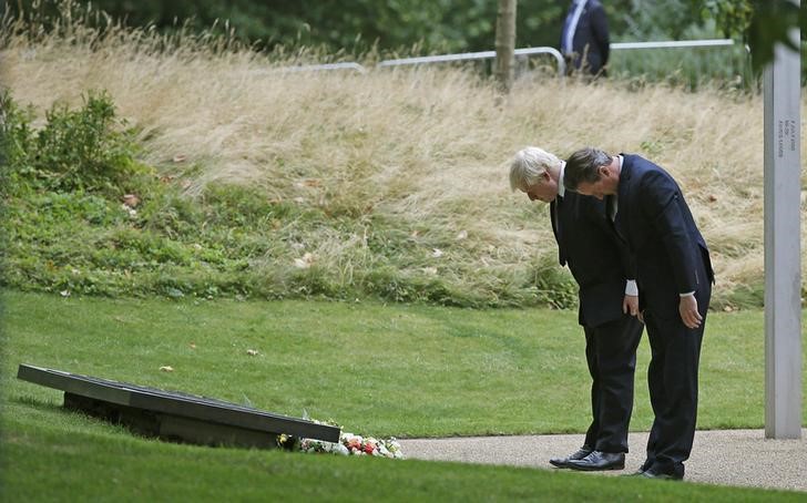 © Reuters. Prefeito de Londres, Boris Johnson, e premiê britânico, David Cameron, em homenagem a vítimas de atentados em Londres