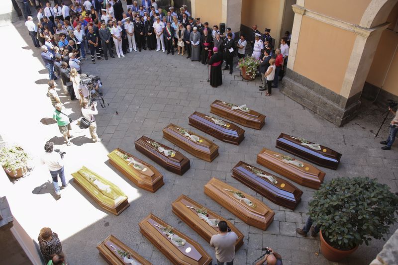 © Reuters. إيطاليا تقيم جنازة لمجموعة من ضحايا أسوأ حادث غرق في البحر المتوسط