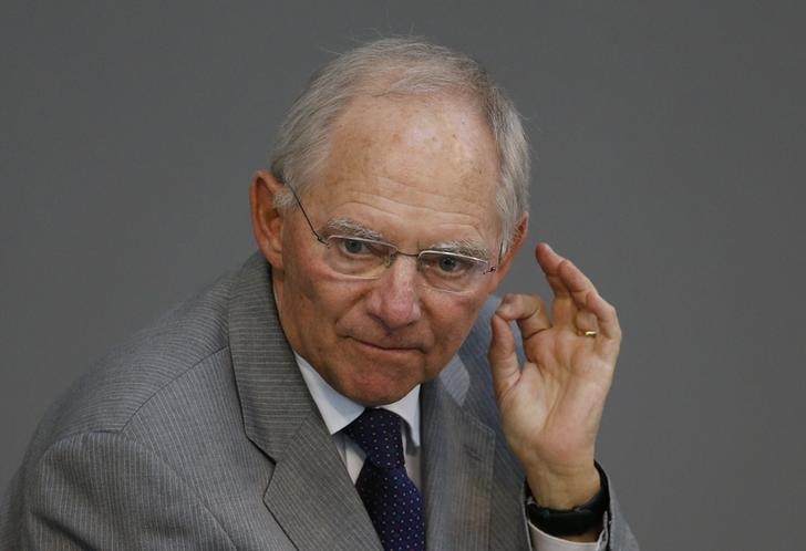 © Reuters. وزير المالية الألماني يقول خفض الديون يخالف قواعد الإنقاذ