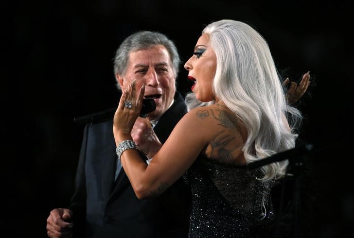 © Reuters. Tony Bennett e Lady Gaga cantam "Cheek to Cheek" na cerimônia do Grammy, em Los Angeles