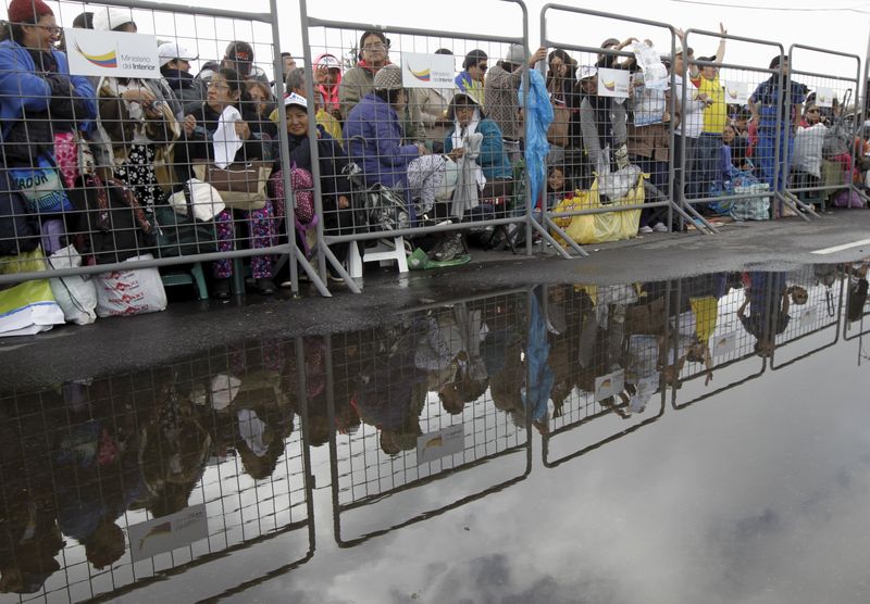 © Reuters. Fiéis esperam a chegada do papa Francisco no Parque Bicentenário, em Quito