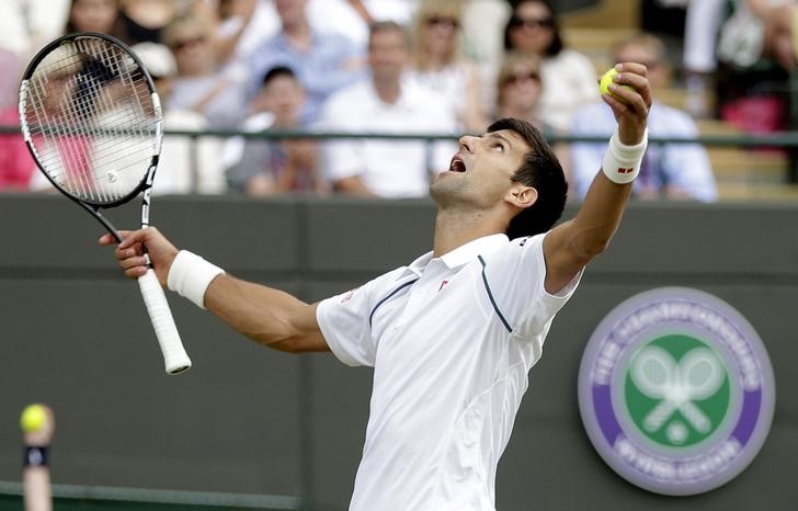 © Reuters. Novak Djokovic comemora vitória sobre Kevin Anderson em Wimbledon