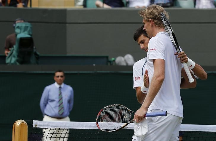 © Reuters. Djokovic vence con apuros a Anderson y pasa a cuartos en Wimbledon