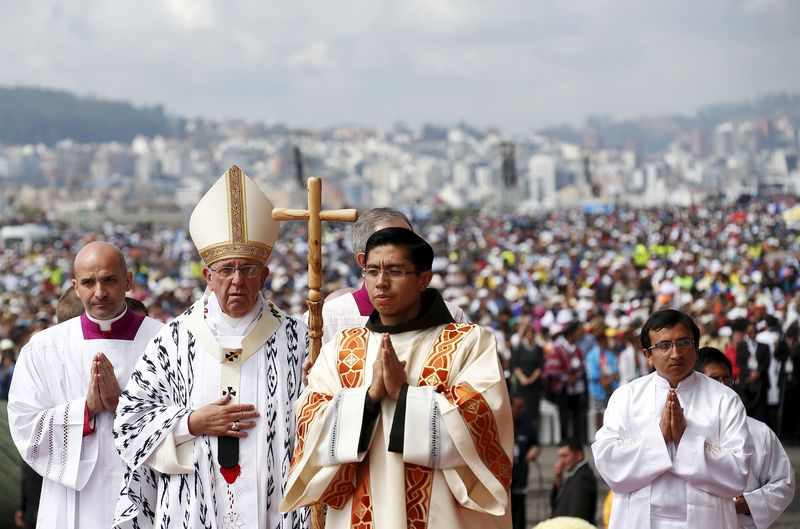 © Reuters. Papa Francisco chega ao Parque Bicentenário em Quito