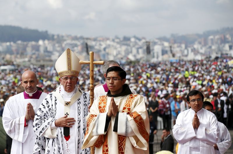 © Reuters. Papa Francisco llama a la unidad de Latinoamérica para ayudar a los más necesitados
