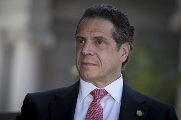 © Reuters. New York Governor Andrew Cuomo attends a "Raise the Wage" rally in New York