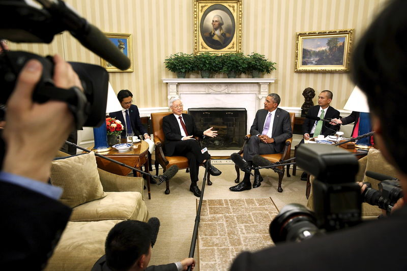 © Reuters. Trong and Obama speak to reporters after their meeting in the Oval Office at the White House in Washington