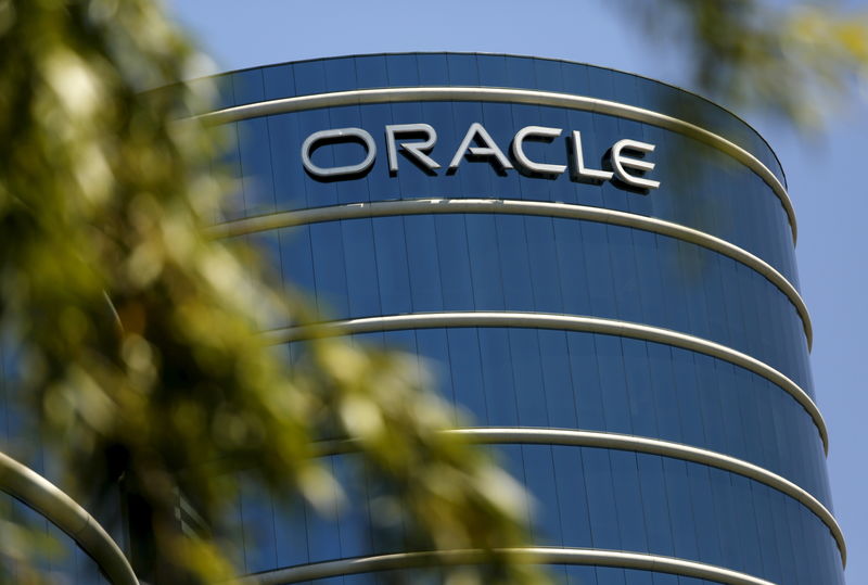 © Reuters. The Oracle logo is seen on its campus in Redwood City