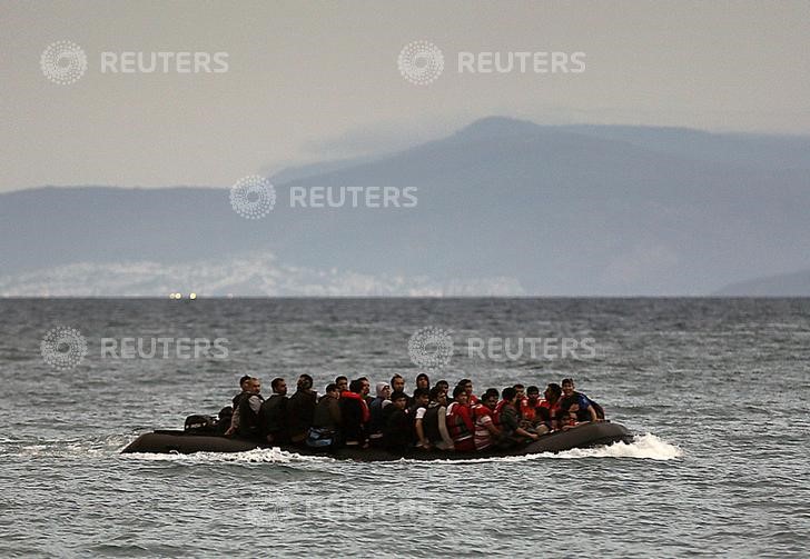 © Reuters. وفاة شخص وفقد 15 بعد غرق قارب يحمل مهاجرين في بحر إيجة