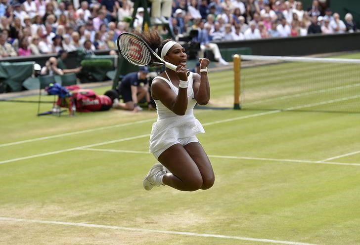 © Reuters. Norte-americana Serena Williams comemora ao vencer a bielorussa Victoria Azarenka