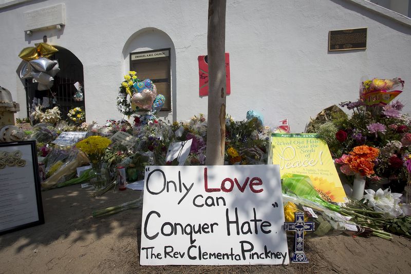 © Reuters. Flores em homenagem às vítimas de um massacre em Charleston