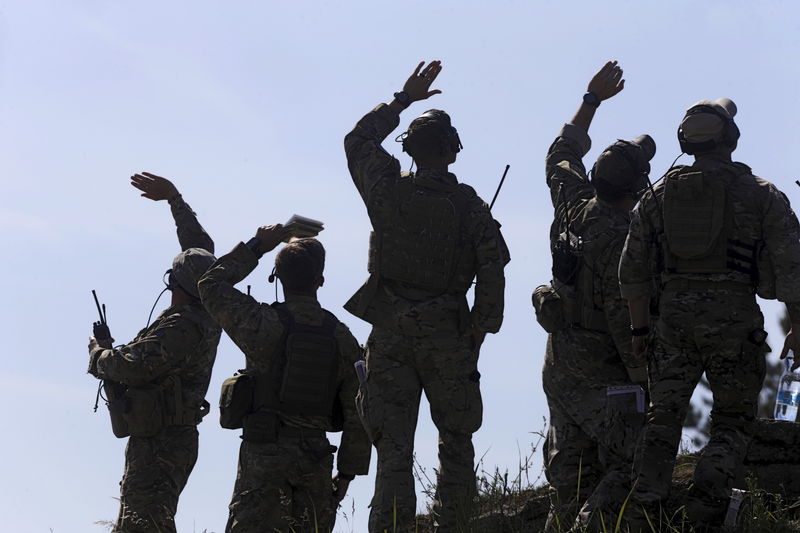 © Reuters. Soldados do Exército norte-americano durante exercício militar da Otan