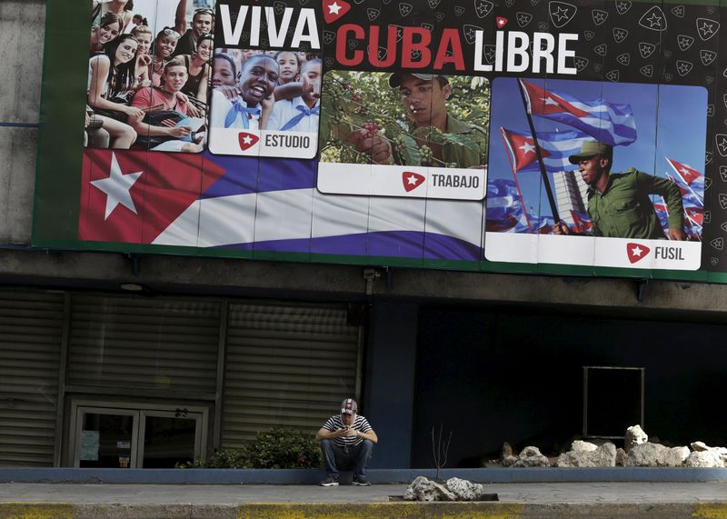 © Reuters. Homem usa Internet via Wi-Fi público em Havana