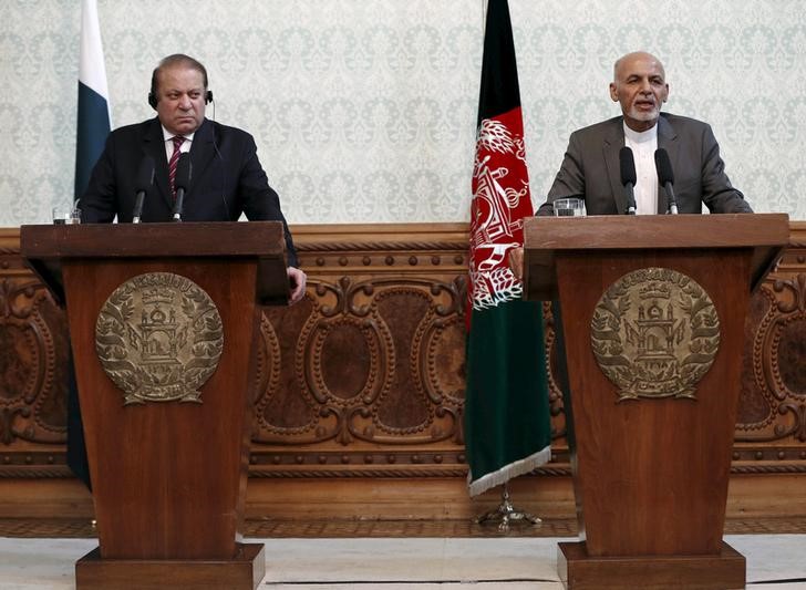 © Reuters. Afghan President Ghani and Pakistani PM Sharif attend a news conference in Kabul