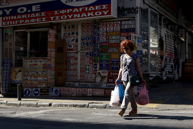 © Reuters. A woman walks with shopping bags in central Athens