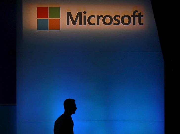 © Reuters. A shadow is cast near Microsoft logo at the 2015 Computex exhibition in Taipei, Taiwan