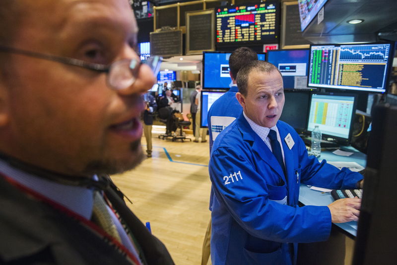 © Reuters. Traders work on the floor of the New York Stock Exchange shortly before the closing bell on the worst day for the market this year