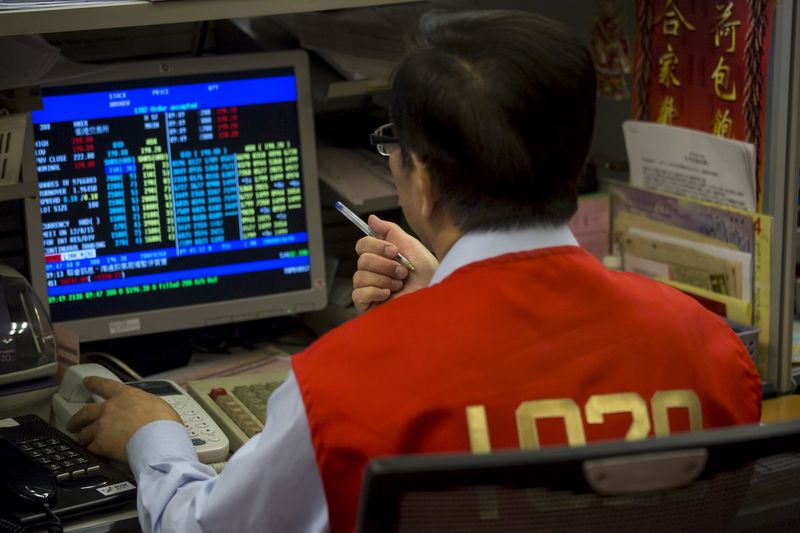 © Reuters. Un operatore di borsa a lavoro a Hong Kong 