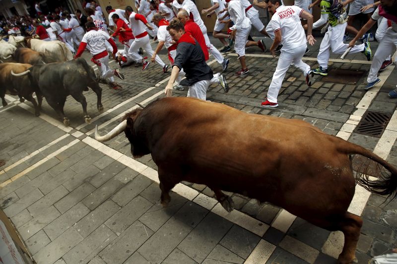 © Reuters. Una carrera rápida y limpia marca el segundo encierro de San Fermín