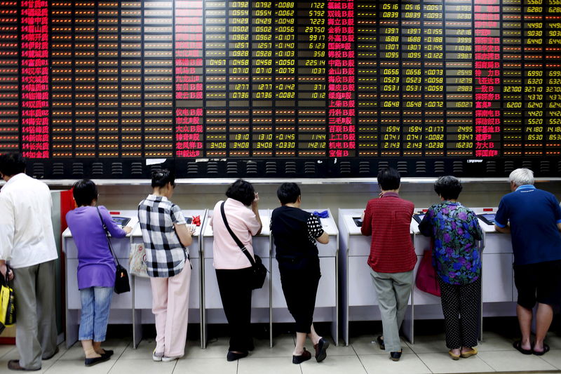 © Reuters. تسارع خسائر الأسهم الصينية وهيئة السوق تحذر من "ذعر"