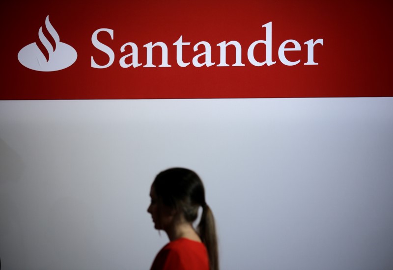 © Reuters. Santander prepara venta da un paquete de hipotecas impagadas