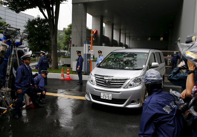 © Reuters. A car carrying former Toyota Motor Corp executive Hamp leaves Harajuku Police Station in Tokyo