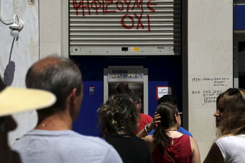 © Reuters. Fila em caixa eletrônico de Atenas 
