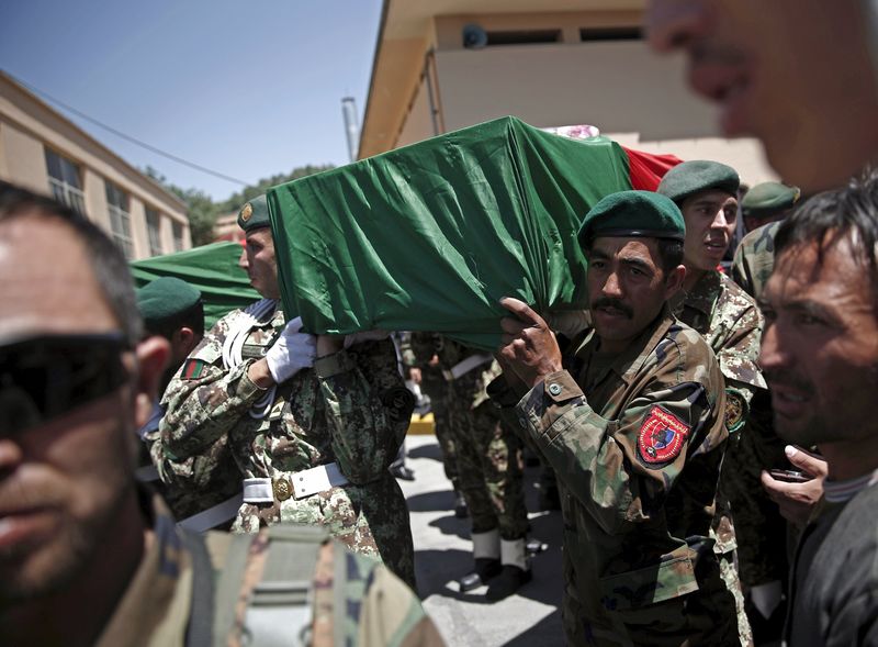 © Reuters. Soldados afegãos levam caixão de militar morto pelo Taliban, em Cabul