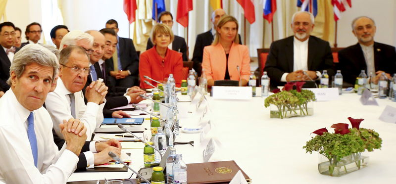 © Reuters. Iranian Foreign Minister Zarif sits next to EU High Representative for Foreign Affairs Mogherini as they meet with foreign ministers from the U.S., France, Russia, Germany, China and Britain in Vienna