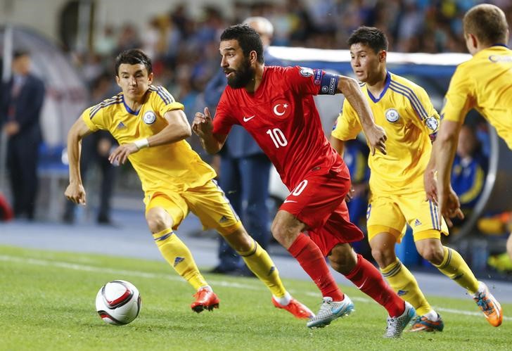 © Reuters. Jogador turco Arda Turan em partida da Turquia contra o Cazaquistão