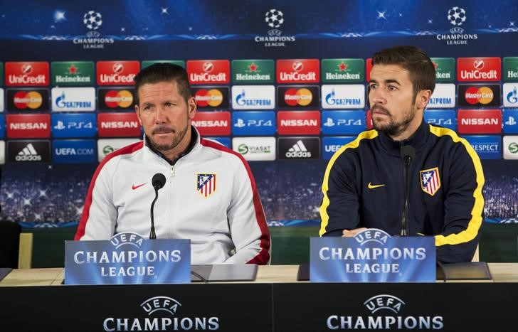 © Reuters. Gabi (direita) ao lado do técnico do Atlético de Madri, Diego Simeone, durante entrevista coletiva em Malmo